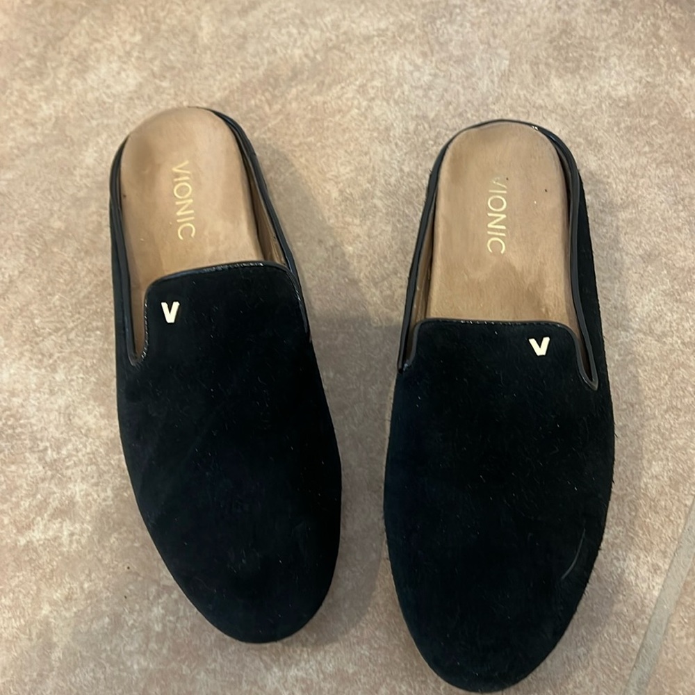 💖 Vionic Willa Black Suede Mules Flats